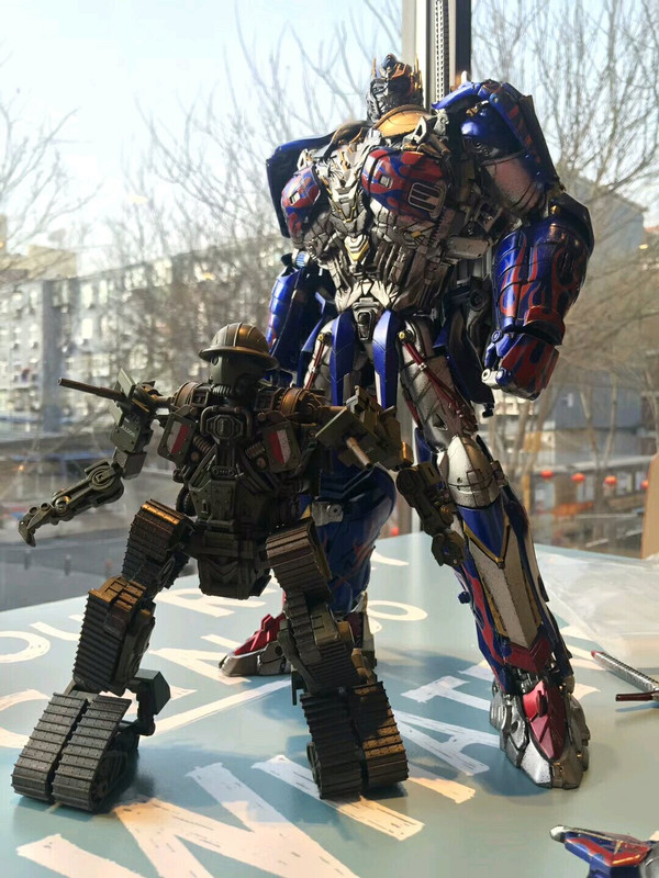 Toyworld-AOE-TLK-Optimus-Prime-Color-Prototype-01