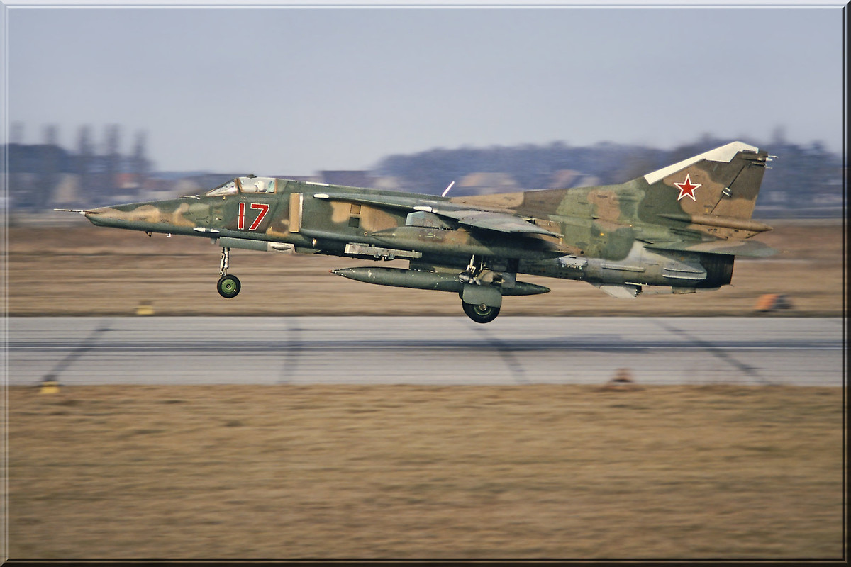 296 APIB Mig-27D 17 Red_61912553153, Frühling 1993