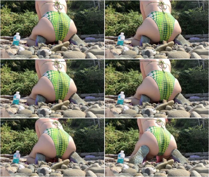 [Image: Girl-discreetly-pees-green-bikini-in-public-3.jpg]