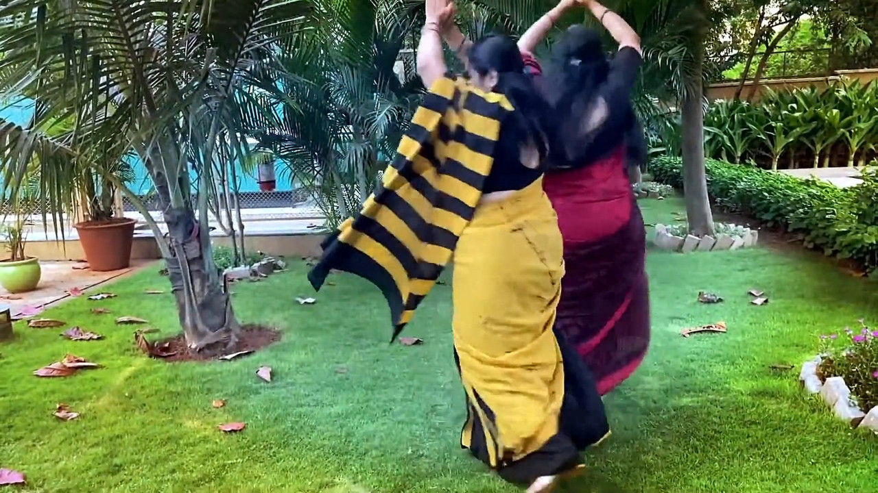 Malayali Homely Aunties Big Ass,Boobs and Navel while dancing.mkv_snapshot_05.36.274