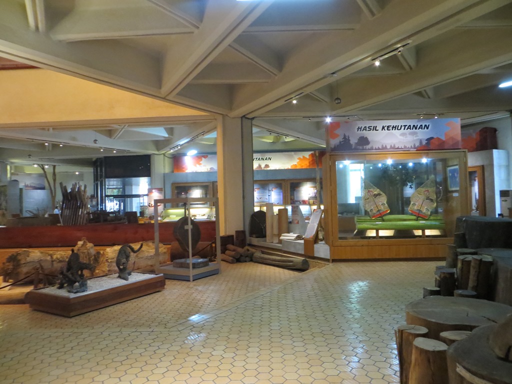 suasana di dalam Museum Kehutanan Ir. Djamaludin Suryohadikusumo