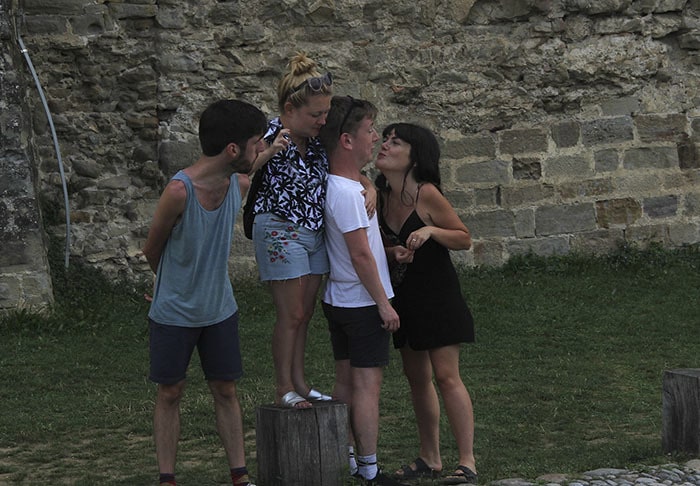 Этот парень был ответственным за отпускные фото, но его друзья получили их в весьма необычном виде