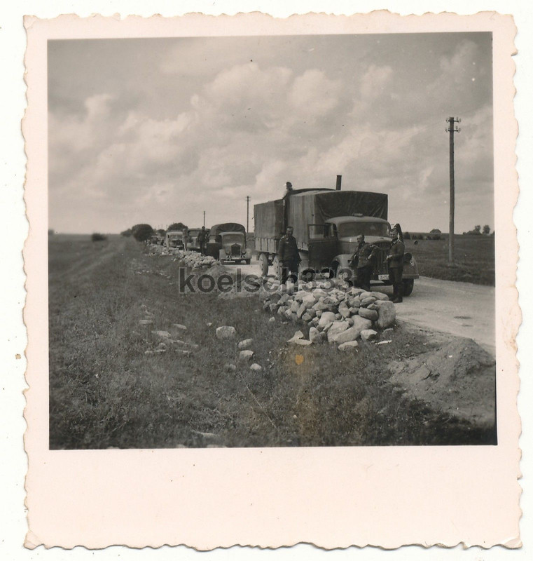 Foto LKW Kolonne der Wehrmacht auf Vormarschstraße Opel Blitz TK