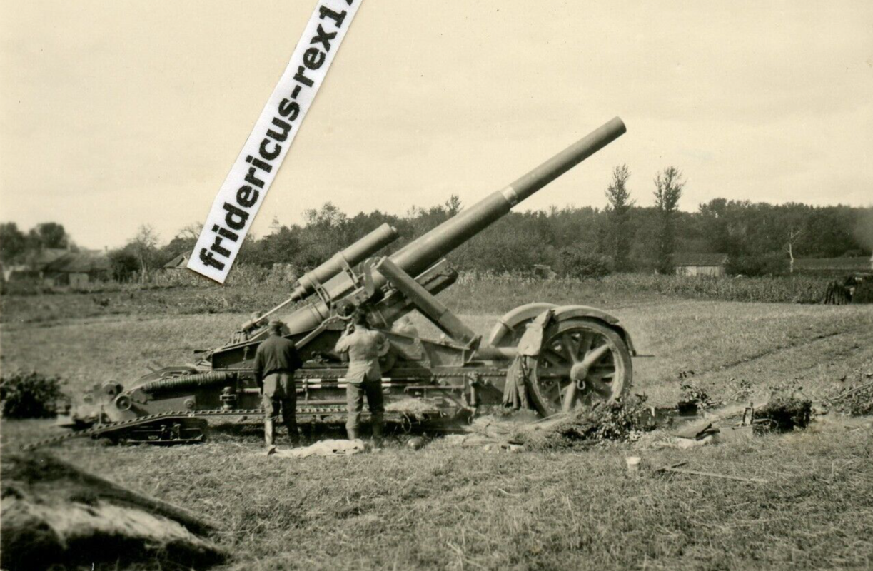 Foto WH im Osten Artillerie Abt. Geschütz Feldhaubitze in Feuersstellung