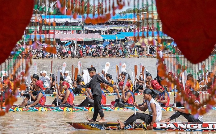 Festival Pacu Jalur Taluk Kuantan 2022 resmi dibuka pada Minggu (21/8/2022).