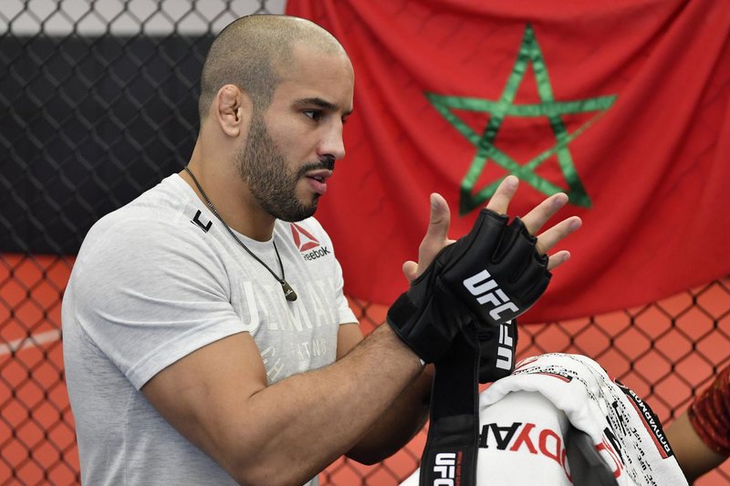 Марокански UFC боец помага на сънародниците си след земетресението