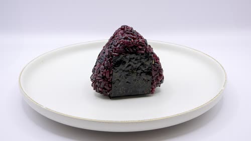 585. Onigiri nero gamberi fritti