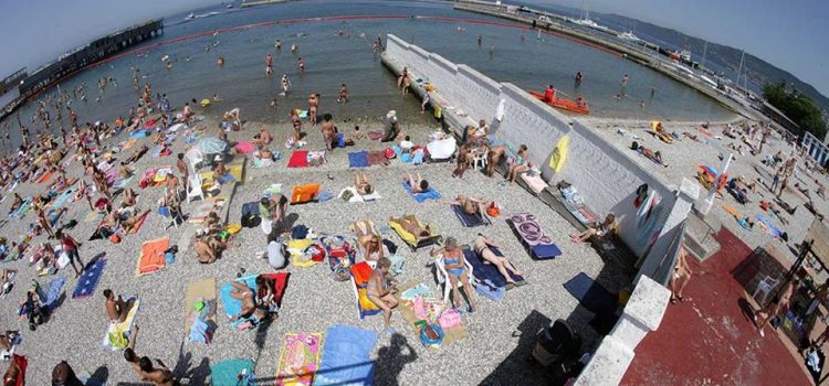 Conoce Pedocin, la playa que divide a hombres y mujeres con un muro