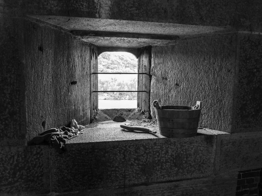 blacknwhite-window-bucket.jpg