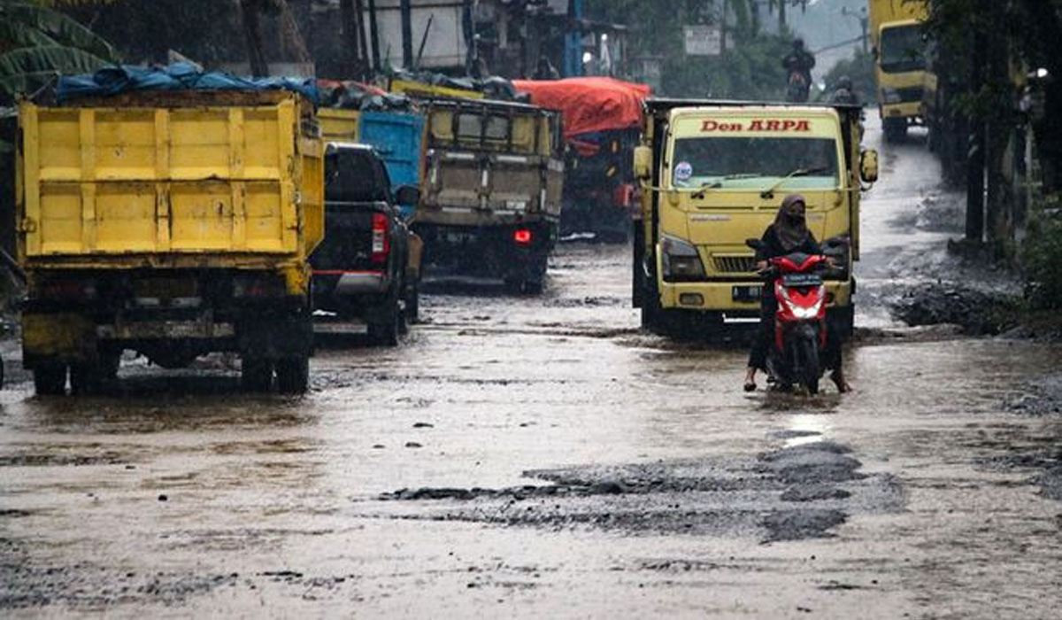 Progres Perbaikan Jalan Parung Panjang