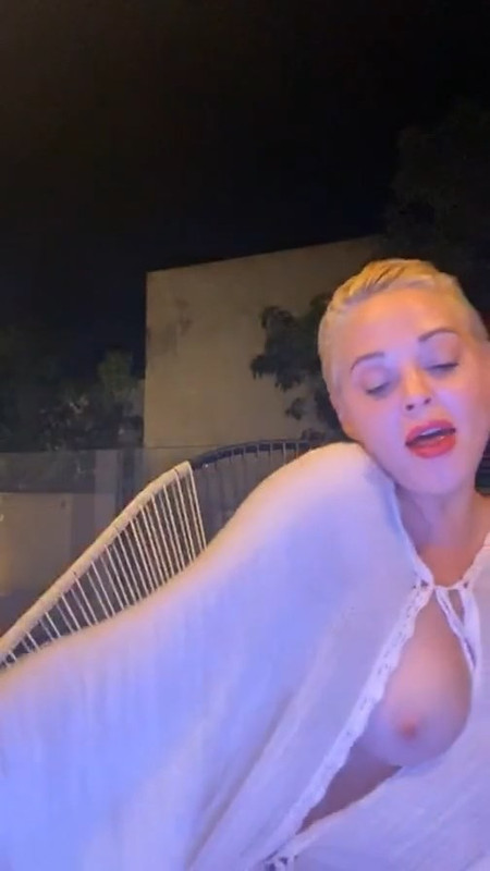 Rose-McGowan-Titty-Flash-3