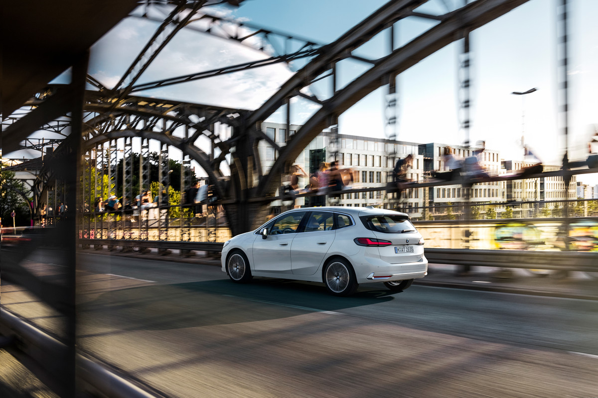 P90437727_highRes_the-all-new-bmw-223i