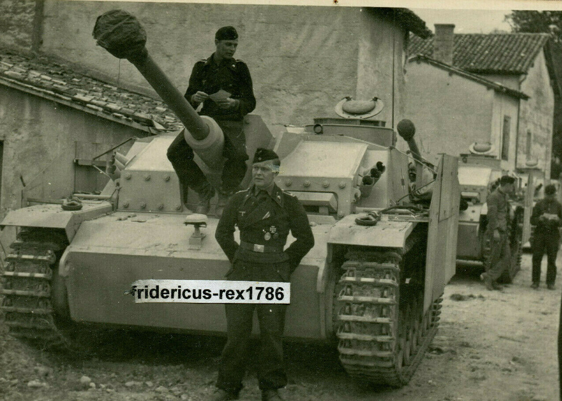 Foto Panzer Tank StuG Sturmgeschütz Abt. mit Seitenschürzen und Besatzung 1943