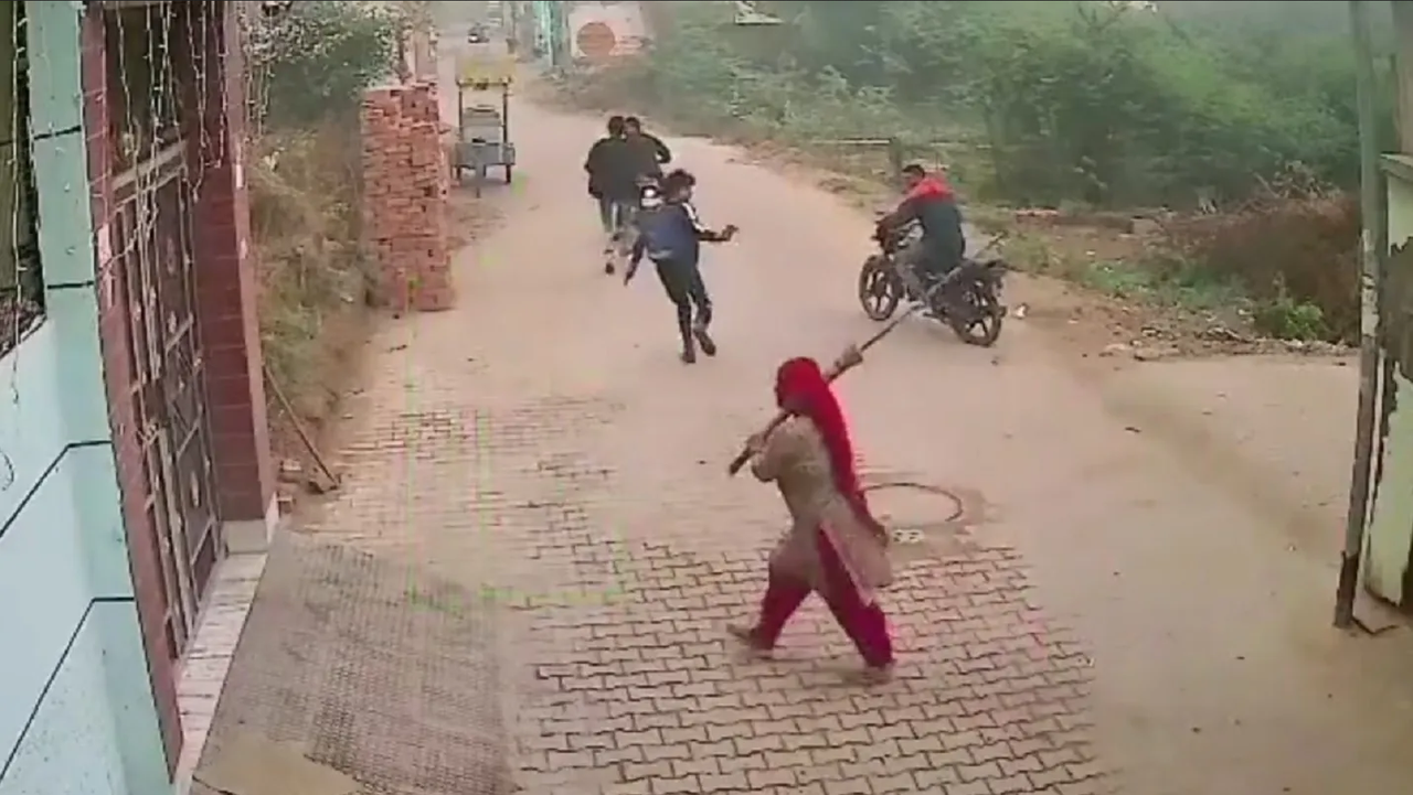 A escobazos, mujer barre a sicarios y huyen aterrados en India: video