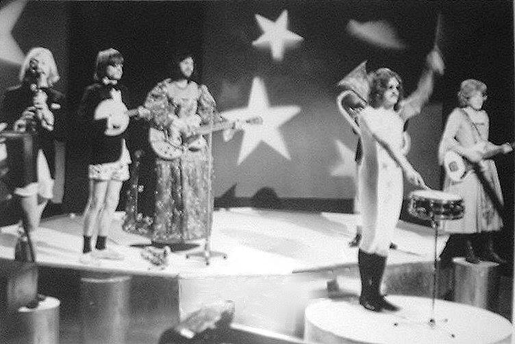 Bonzos on TOTP Urban Spaceman 1968
