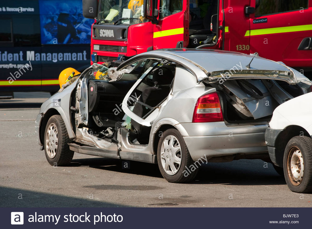 car-crash-with-roof-cut-off-car-BJW7-E3.