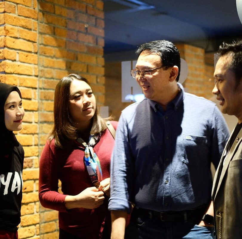 Puput Nastiti Devi mendampingi Ahok di premier terbaru 'Bumi Manusia' besutan Hanung Bramantyo.