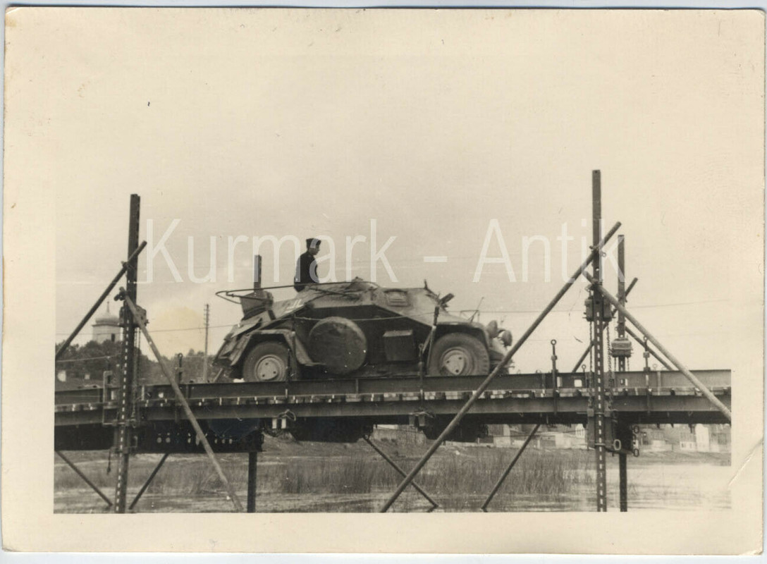 Foto Wehrmacht Panzer Spähwagen 222 Funker Rahmen Antenne auf Ponier Ponton