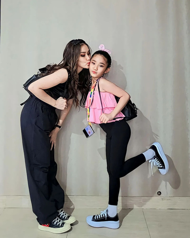 Outfit Ayu Ting Ting dan Bilqis di hari kedua konser BLACKPINK.