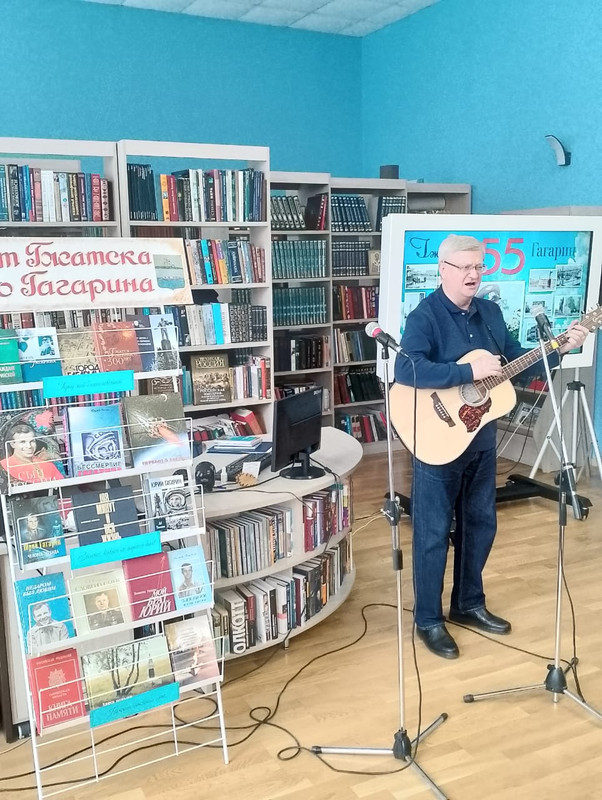 Поёт Смирнов