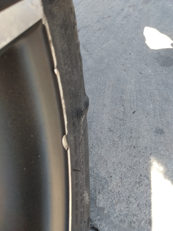 Conducir coche con hernia en neumatico