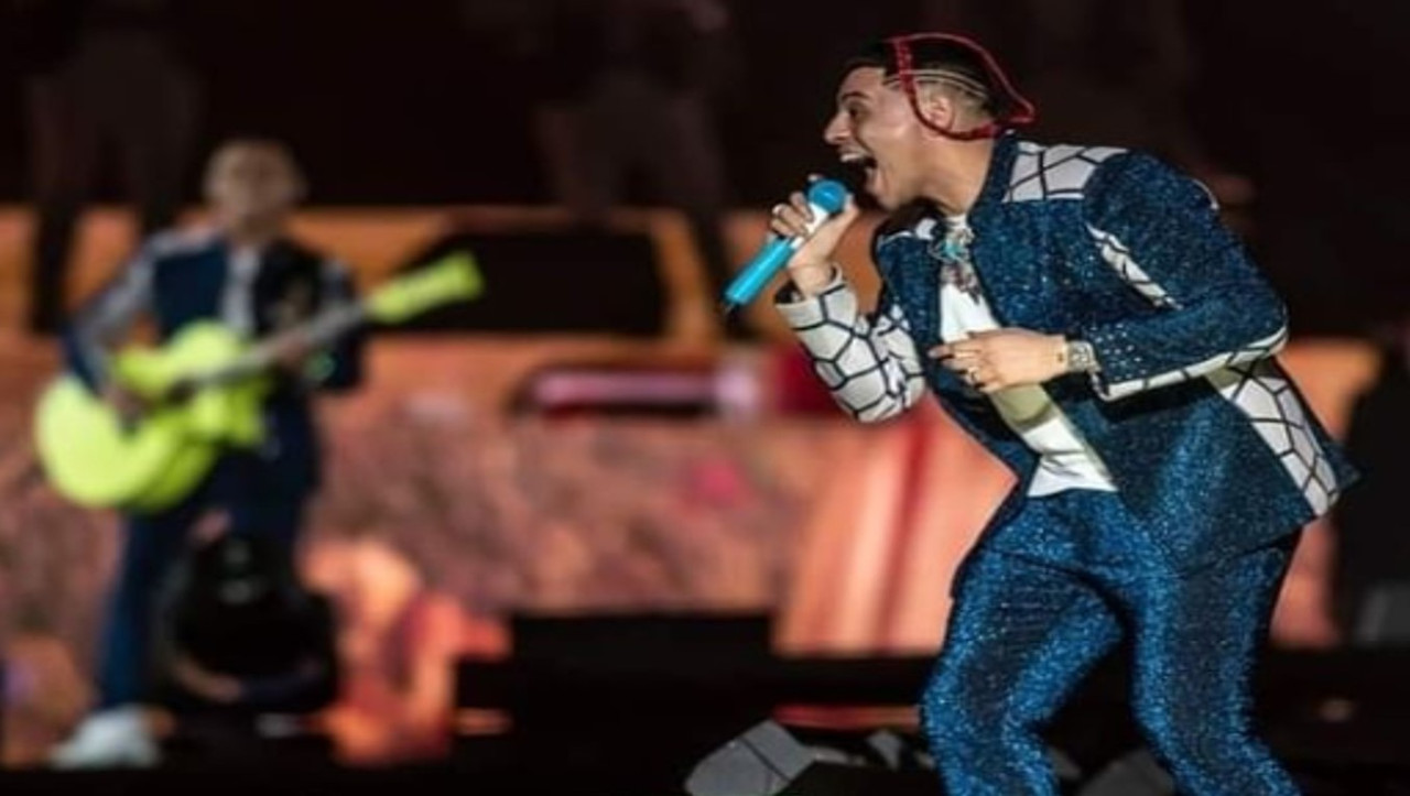 Fans avientan tanga a Eduin Caz, vocalista de Grupo Firme en pleno concierto