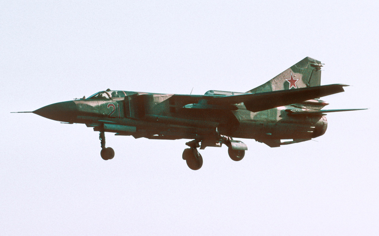 833 IAP Mig-23MLD 21 Red_0390319039_27.08.91