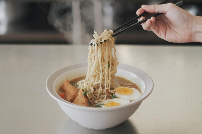 Seporsi Mie Kari sendiri merupakan restoran yang menghidangkan aneka menu kari.