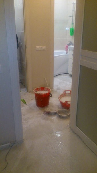 весь пол залит