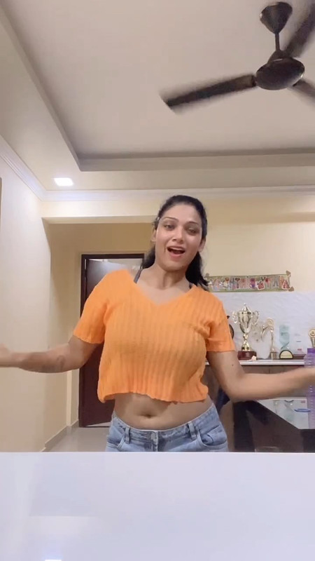 avantika mohan sexy navel in croptop.mp4_snapshot_00.30.474