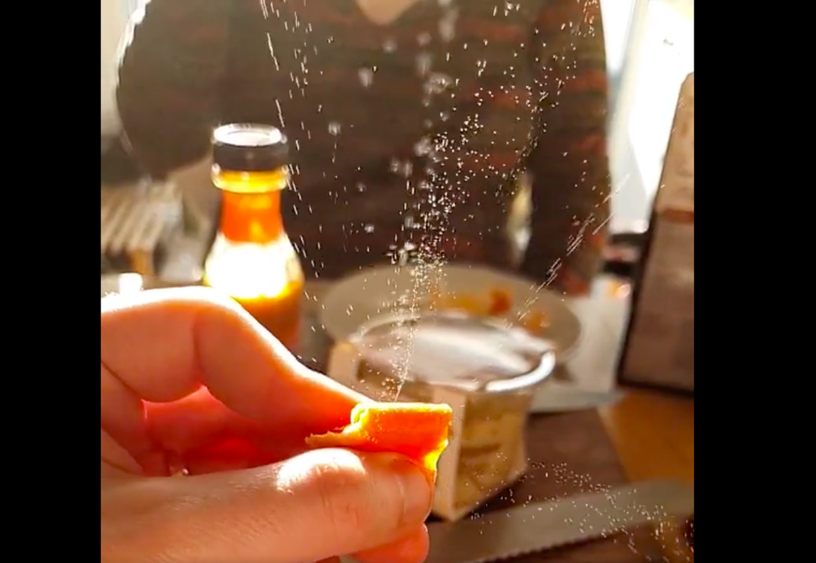 Este video de cáscara siendo exprimida en cámara lenta es súper satisfactorio