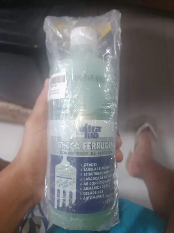 Produto no plástico segurado na mão
