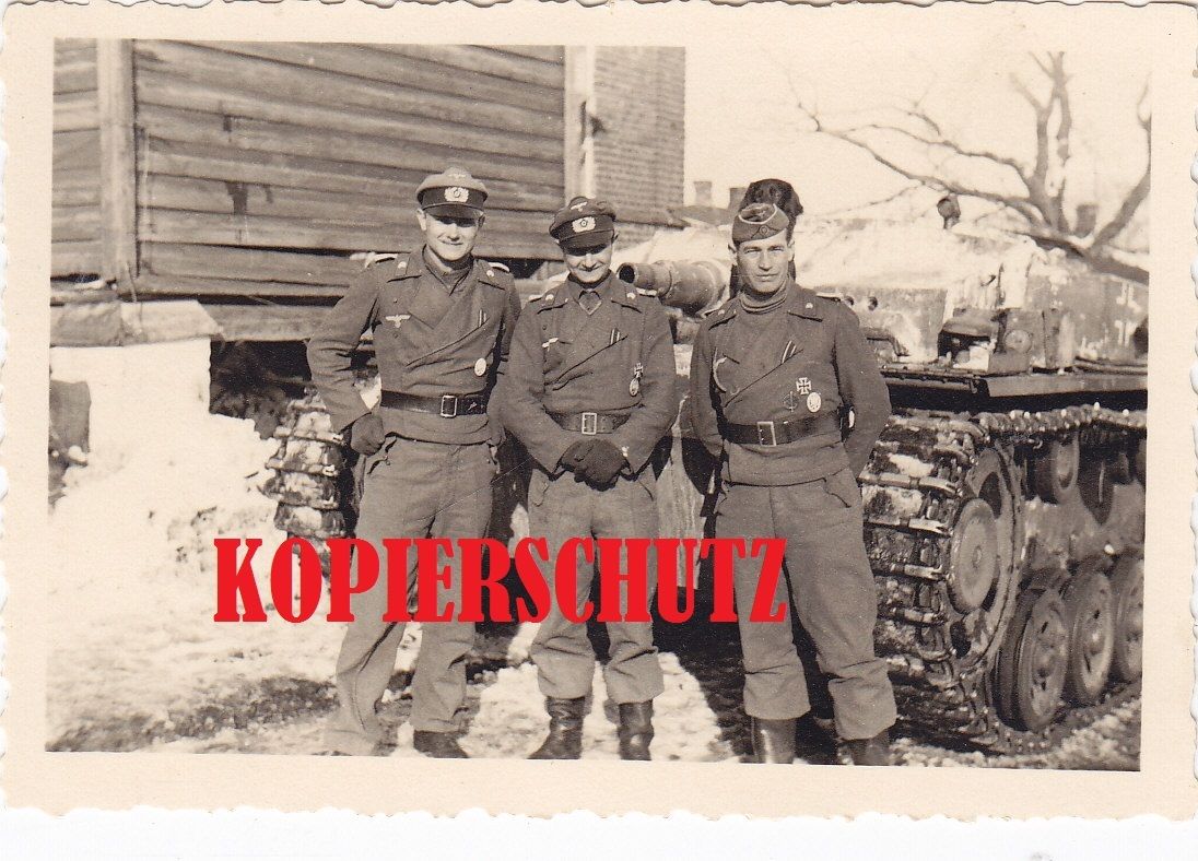 Sturmgeschütz-Offiziere vor STUG III mit leichte