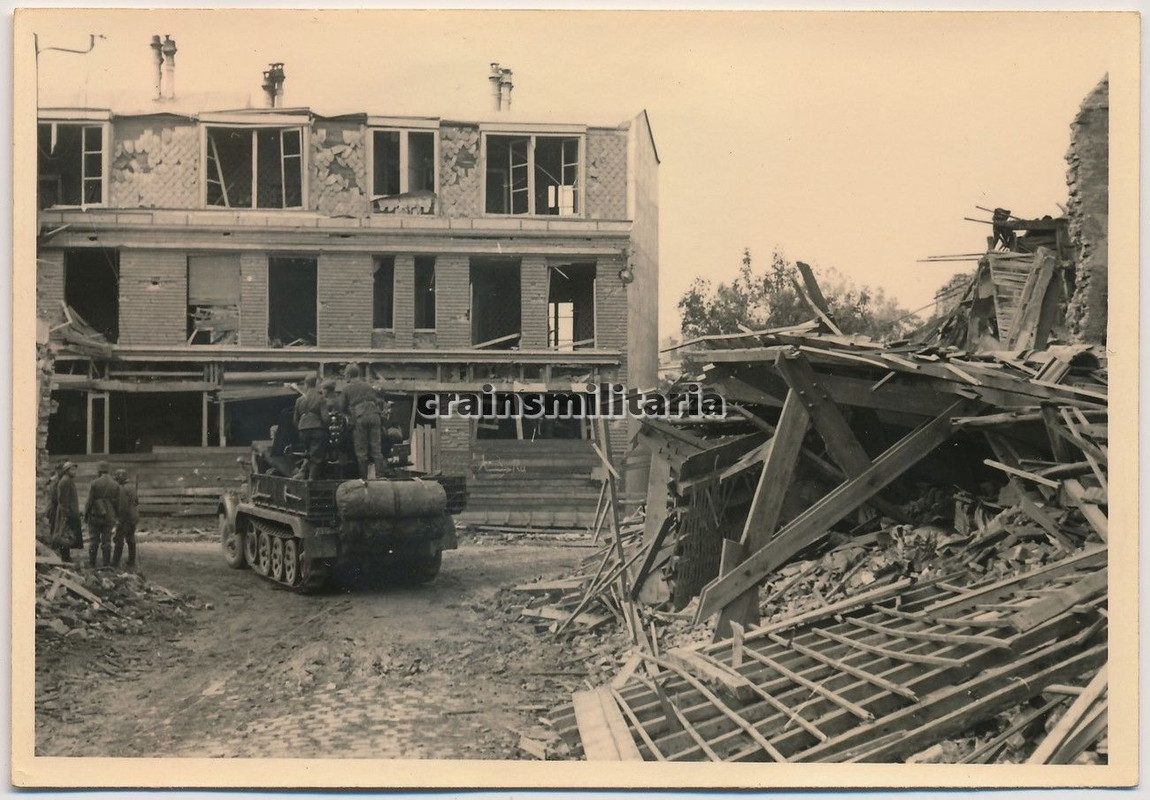 Orig. Foto SdKfz m. 3,7 cm Flak in zerstörtes Do
