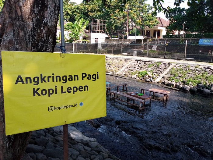 Angkringan Pagi dan Kopi Lepen, tawarkan sensasi sarapan di tengah sungai, Rabu (22/9/2021).
