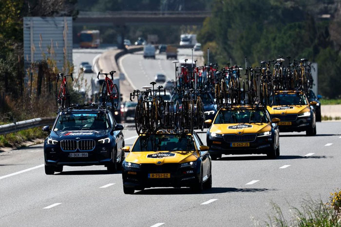 Il trasferimento in autostrada delle ammiraglie dirette alla nuova partenza, un viaggio inutile perchè la tappa sarà successivamente annullata (foto AFPPIX)