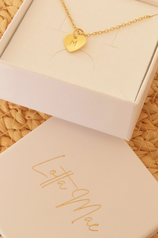 Este delicado collar de corazón personalizable es la forma perfecta de mostrar tu personalidad. Fabricado en plata de ley 925 y chapado en oro de 18 quilates, este collar atraerá todas las miradas allá donde vaya. La inicial que elijas se estampará a mano en el disco, convirtiéndolo en una pieza de joyería totalmente única que podrás lucir con orgullo. Tanto si eliges tu propia inicial como un recuerdo especial de alguien cercano, este collar es una forma maravillosa de expresar quién eres. Perfecto para llevar a diario, añadirá un toque de elegancia a cualquier atuendo. Añade hoy mismo a tu colección esta hermosa pieza de joyería personalizada.