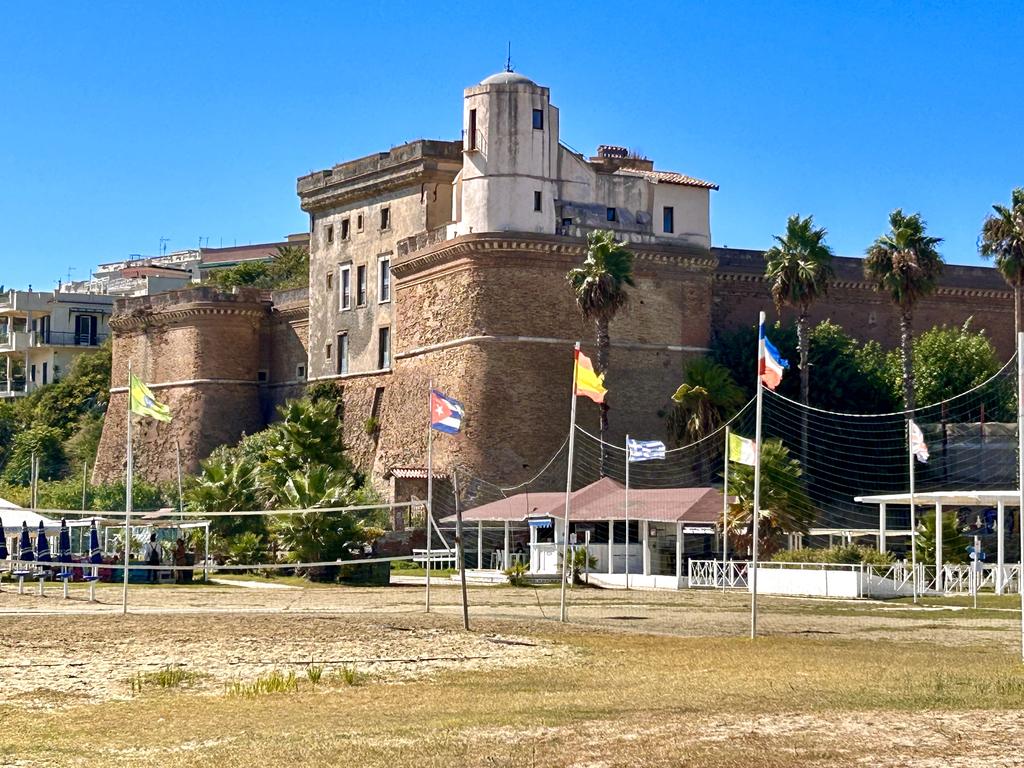 Жаркий сентябрь на побережье Тирренского моря. Жаркий сентябрь на побережье Тирренского моря.