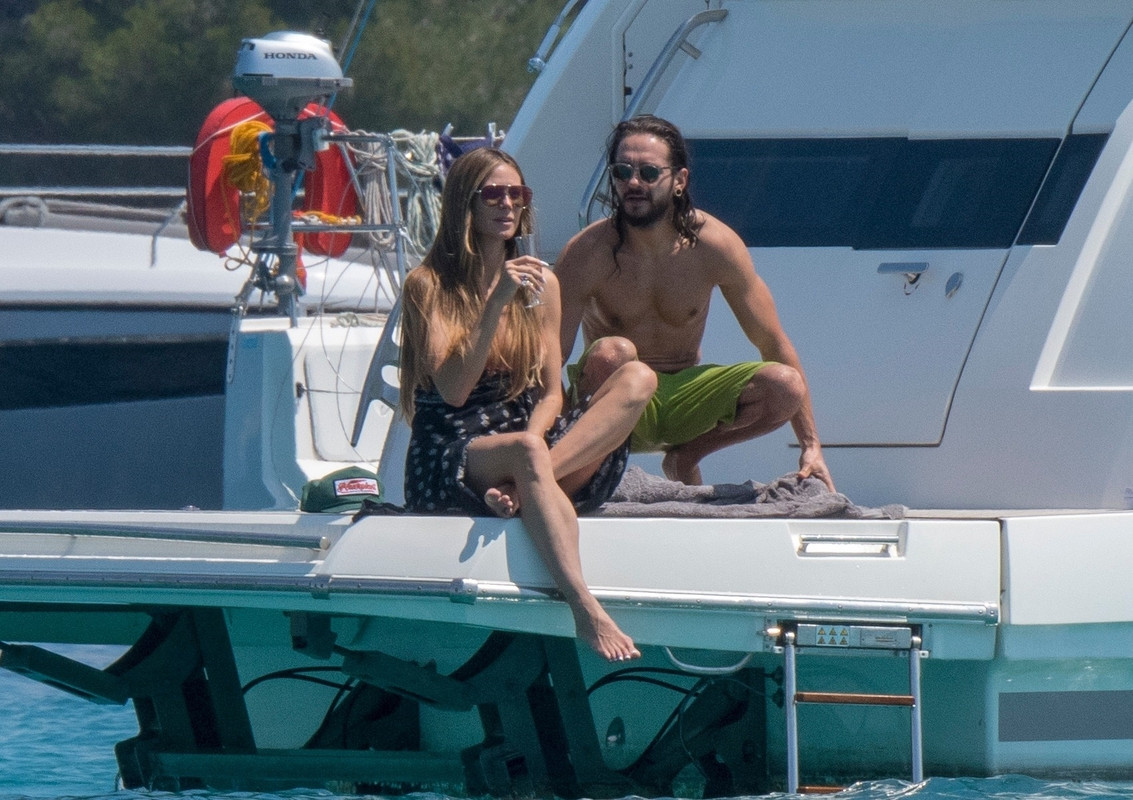heidi-klum-on-a-yacht-in-cannes-51918-5