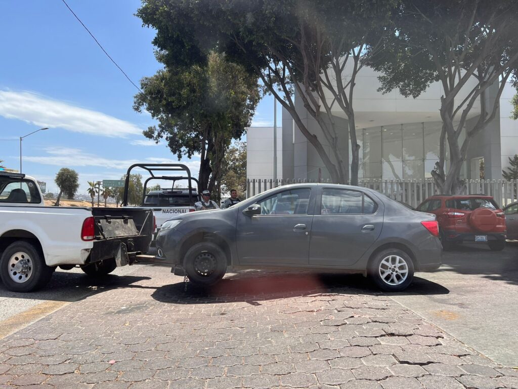 Abandonan dos cuerpos cerca de Fiscalía, tenían un mensaje amenazante