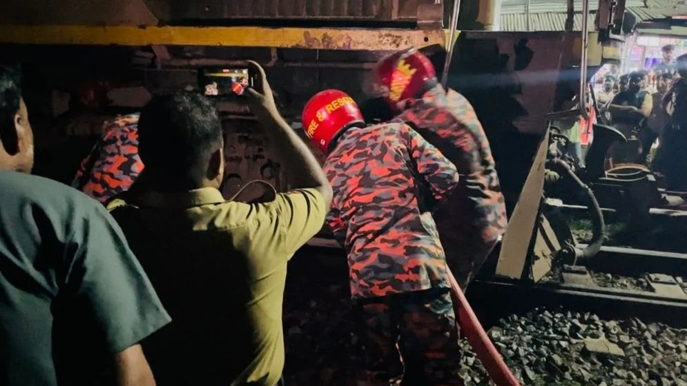 জয়ন্তিকা এক্সপ্রেসের ইঞ্জিনে আগুন, দেড় ঘণ্টা আটকে শত শত যাত্রী
