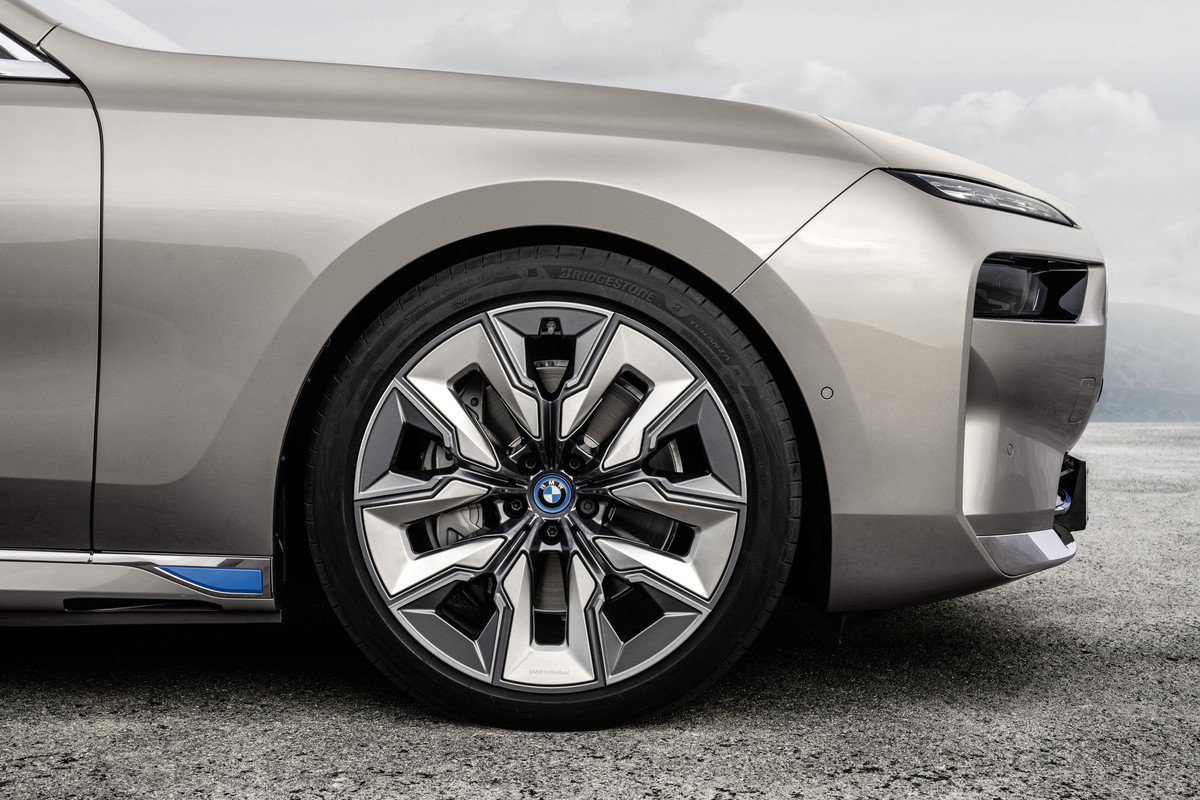 P90458176_highRes_the-new-bmw-i7-xdriv