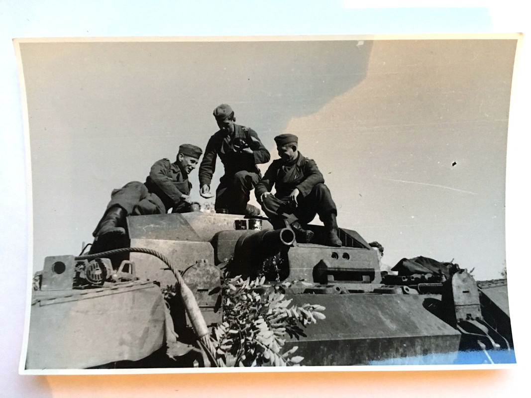 Sturmgeschütz in Russland ca. 1941 Besatzung bei Rast