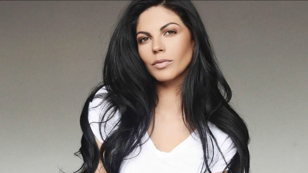 África Zavala modela coqueto vestido desde el set de El Señor de los Cielos