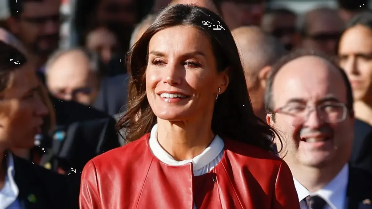 ¿Cómo vestir de cuero después de los 40? Sigue los tips de la reina Letizia