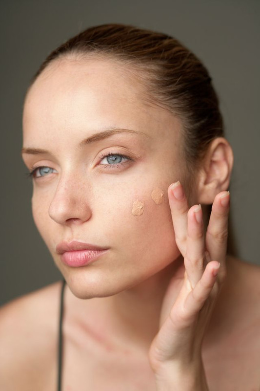 apply foundation in thin layers for flawless foundation makeup 