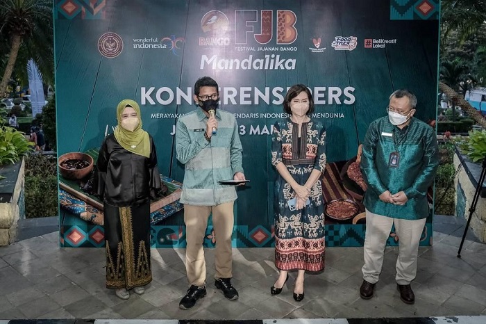 Menteri Pariwisata dan Ekonomi Kreatif, Sandiaga Salahuddin Uno, melepas dan memberangkatkan 10 food truck atau truk makanan ke Lombok, Nusa Tenggara Barat.