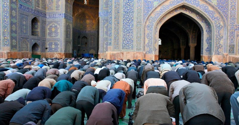 Bußgeld nur für Deutsche: Massengebet von Moslems straffrei