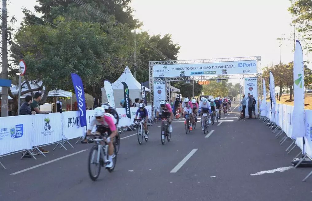 Pelotão de ciclistas durante a competição (Foto: Paulo Francis)