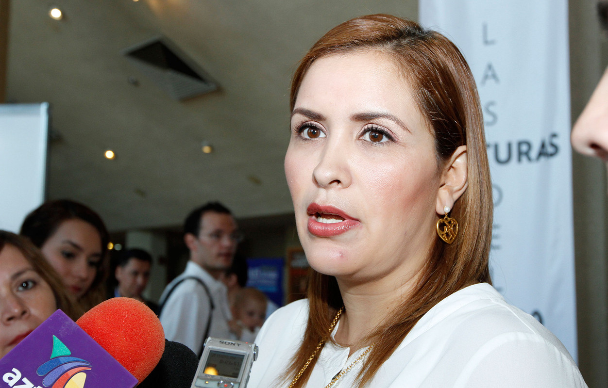 Esposa de 'El Bronco' presume que está en Disney